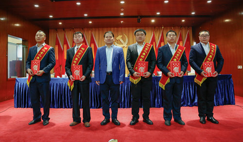 宜化集團(tuán)召開(kāi)2019年慶?！拔逡弧眹?guó)際勞動(dòng)節(jié)暨表彰大會(huì)(圖7)
