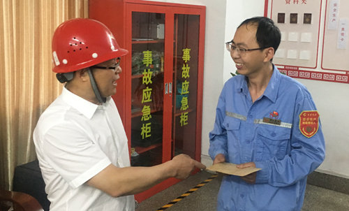 王大真到宜都園區(qū)、股份公司看望慰問基層黨員(圖2)