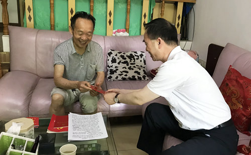 集團領導看望慰問離退休黨員、基層困難黨員和年輕黨員(圖3)