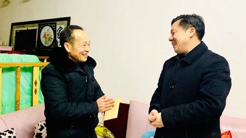 集團領(lǐng)導春節(jié)前走訪慰問一線職工、困難職工和離退休老干部(圖3)