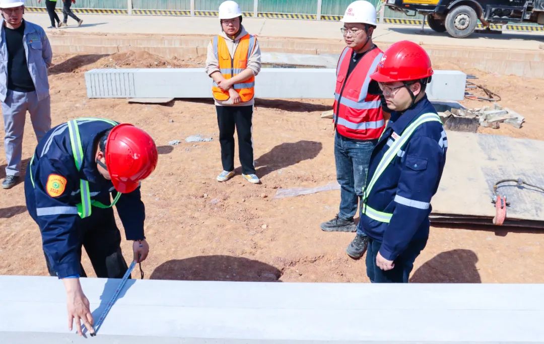 工程建設(shè)跑出加速度！磷化工項(xiàng)目預(yù)制管廊開(kāi)始安裝(圖3)