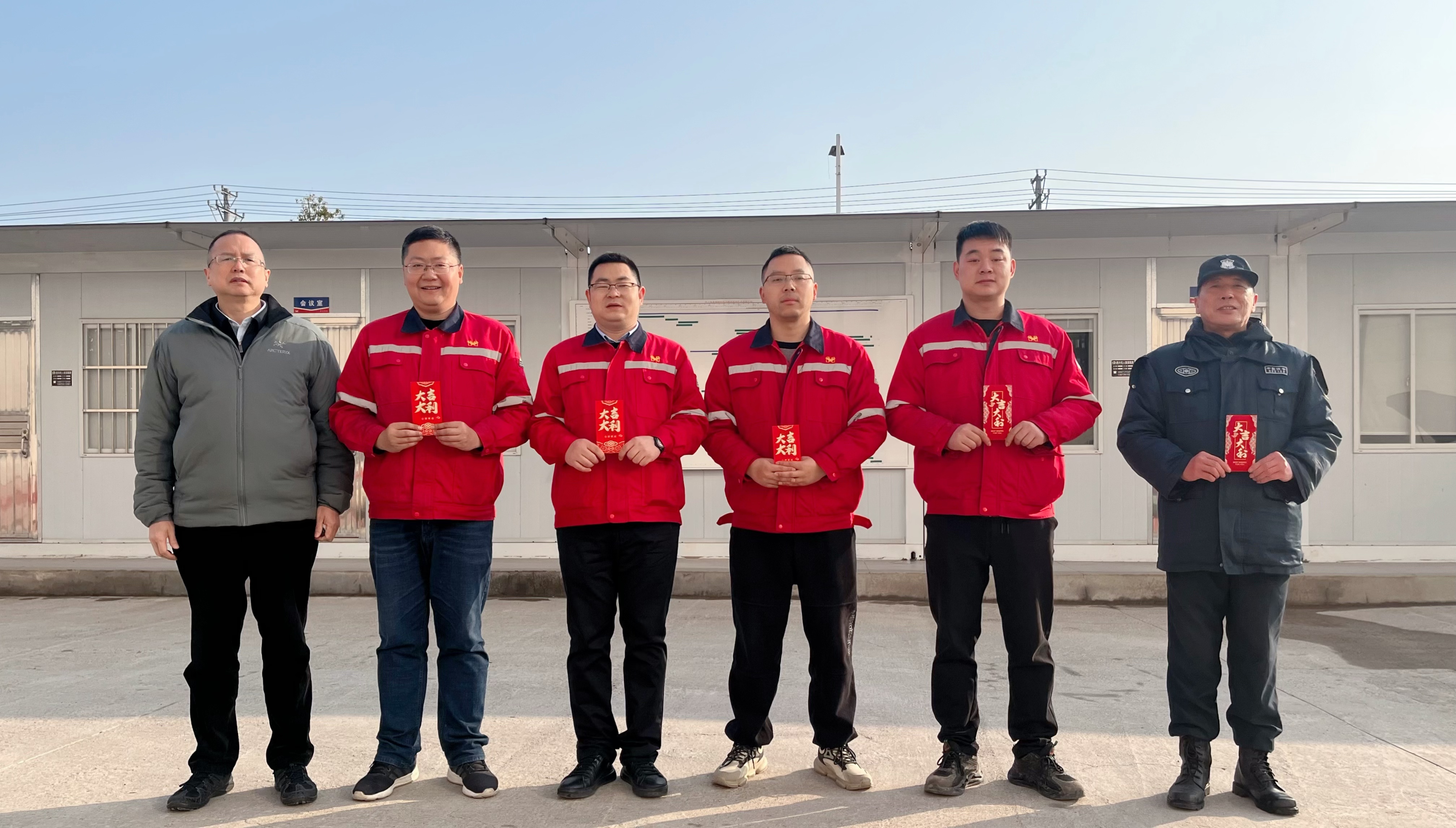 化機(jī)公司黨委書記、董事長、總經(jīng)理?xiàng)钪袧傻巾?xiàng)目現(xiàn)場走訪慰問(圖2)